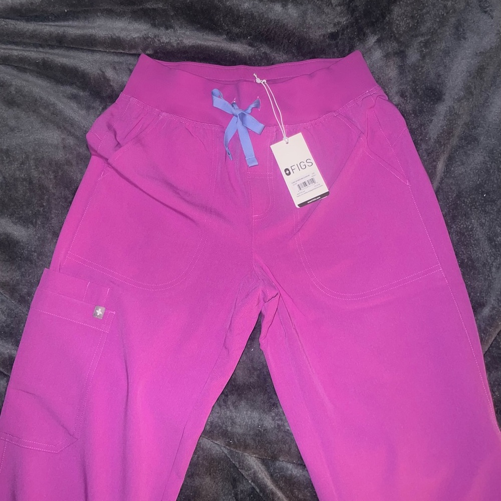 Figs Isabel Wide Leg scrub pants ultraberry - Picture 3 of 3